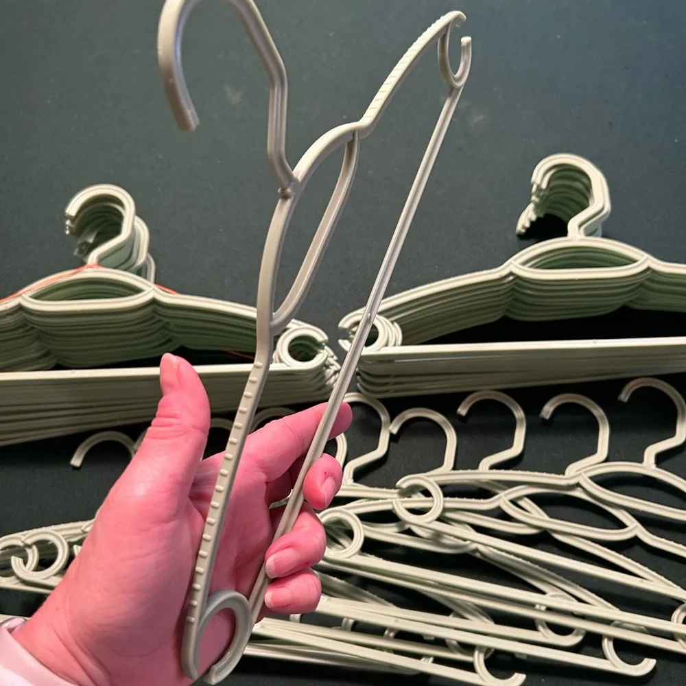 39 plastic hangers